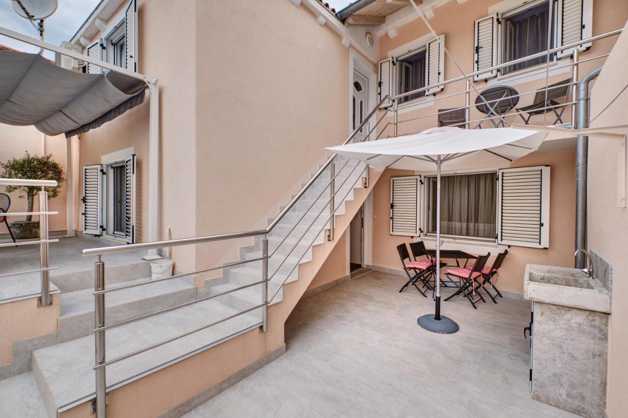 וולי לוסיניי Apartments Ljubica מראה חיצוני תמונה